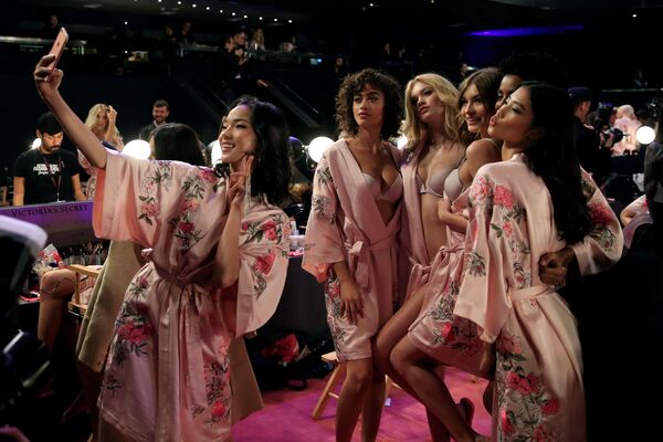Модели до начала шоу Victoria's Secret в Шанхае, Китай Модели до начала шоу Victoria's Secret в Шанхае, Китай - Sputnik Латвия