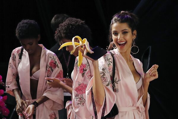 Модели до начала шоу Victoria's Secret в Шанхае, Китай Модели до начала шоу Victoria's Secret в Шанхае, Китай - Sputnik Латвия
