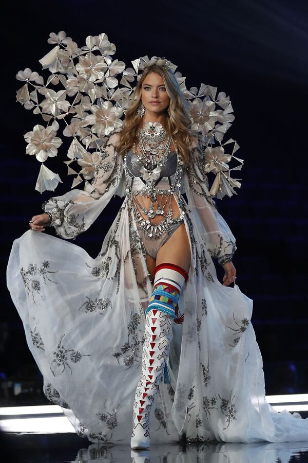 Модель Марта Хант во время шоу Victoria's Secret в Шанхае, Китай Модель Марта Хант во время шоу Victoria's Secret в Шанхае, Китай - Sputnik Латвия
