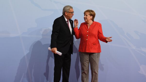 Председатель Европейской комиссии Жан-Клод Юнкер и канцлер ФРГ Ангела Меркель - Sputnik Латвия