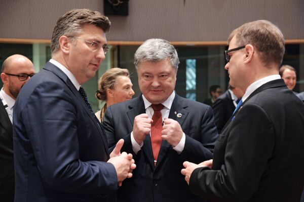 Премьер-министр Хорватии Андрей Пленкович и президент Украины Петр Порошенко (слева направо) на 5-м Саммите Восточного партнерства в Брюсселе Премьер-министр Хорватии Андрей Пленкович и президент Украины Петр Порошенко (слева направо) на 5-м Саммите Восточного партнерства в Брюсселе - Sputnik Латвия