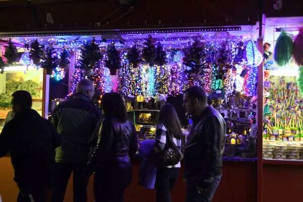 Рождественский базар на Plaza Mayor в Мадриде - Sputnik Латвия