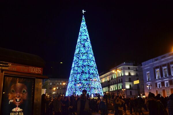 Главная испанская рождественская елка на Puerta del Sol в Мадриде - Sputnik Латвия