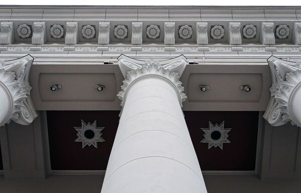 Под потолком центрального входа можно отчетливо разглядеть капители колон, розетки (розочки) и аусеклитис. - Sputnik Латвия