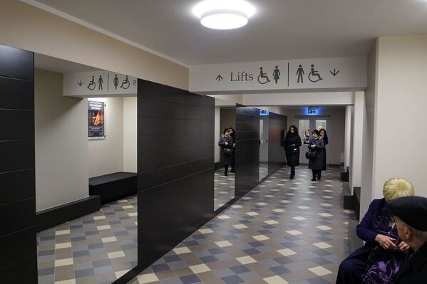 И современный туалет на нулевом (-1) этаже - Sputnik Латвия