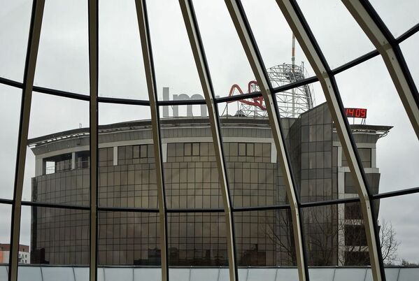 Вид из окна на здание мобильного оператора ЛМТ - Sputnik Латвия