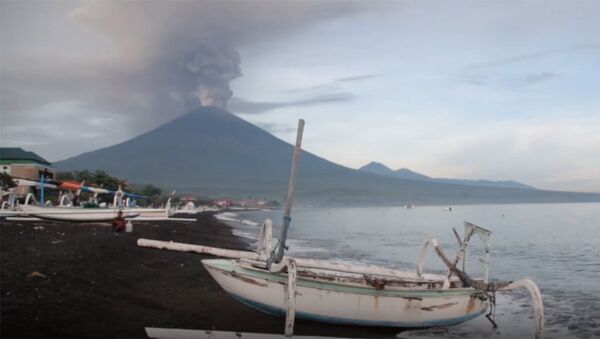 Вулкан Агунг на Бали выбросил столб дыма и пепла - Sputnik Latvija