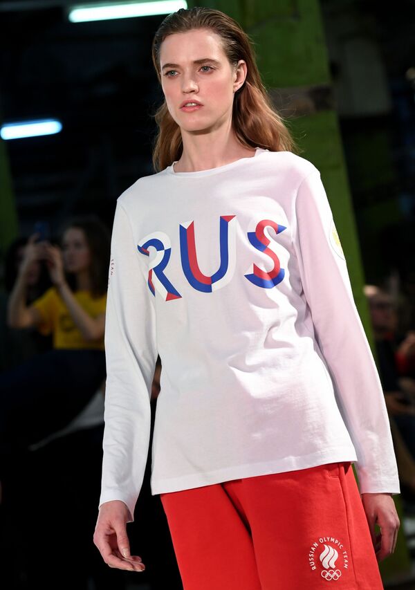 Модель демонстрирует одежду из экипировки олимпийской команды и casual-коллекции бренда ZASPORT в Москве - Sputnik Латвия