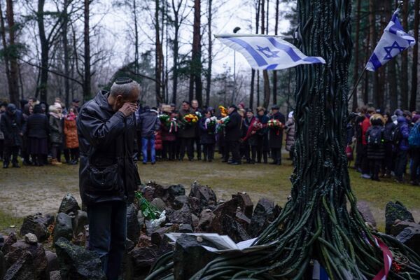 Мемориал в Румбуле на месте массового расстрела евреев Мемориал в Румбуле на месте массового расстрела евреев - Sputnik Латвия