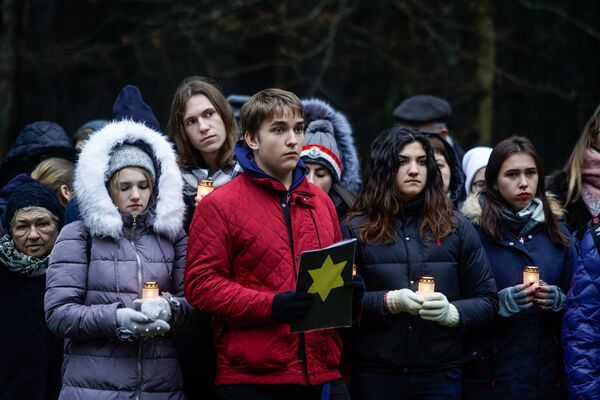 Памятный митинг в Румбуле, посвященный годовщине уничтожения Рижского гетто Памятный митинг в Румбуле, посвященный годовщине уничтожения Рижского гетто - Sputnik Латвия