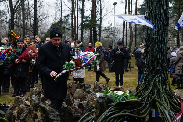 Цветы к мемориалу от представителя посольства Словакии Цветы к мемориалу от представителя посольства Словакии - Sputnik Латвия
