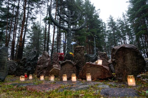 Мемориал в Румбуле на месте массового расстрела евреев Мемориал в Румбуле на месте массового расстрела евреев - Sputnik Латвия
