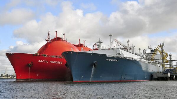 Газовоз Independence и танкер LNG - Sputnik Латвия