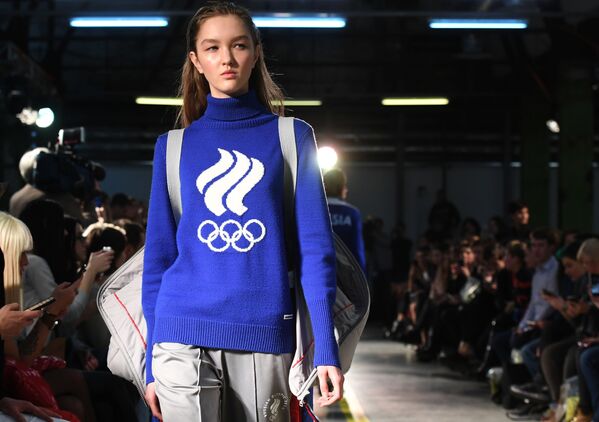 Модель демонстрирует одежду из экипировки олимпийской команды и casual-коллекции бренда ZASPORT в Москве - Sputnik Латвия