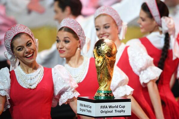 Официальная жеребьевка чемпионата мира по футболу 2018 Официальная жеребьевка чемпионата мира по футболу 2018 - Sputnik Latvija