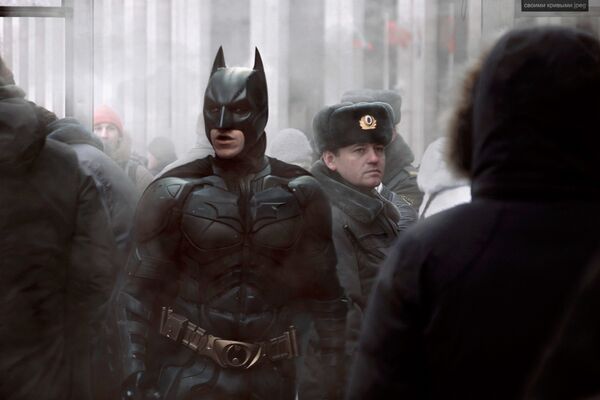 Бэтмен рядом с российским полицейским - Sputnik Латвия