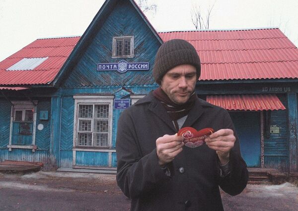 Джим Керри с валентинкой От всего сердца у здания Почты России - Sputnik Латвия