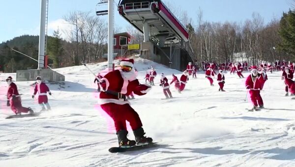 Массовый лыжный забег Санта-Клаусов в США - Sputnik Латвия