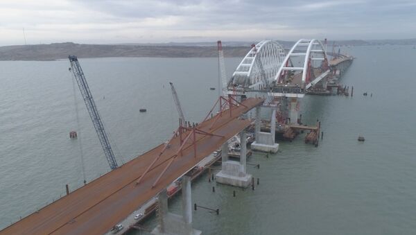 На мосту в Крым закончили установку автодорожных опор - Sputnik Латвия