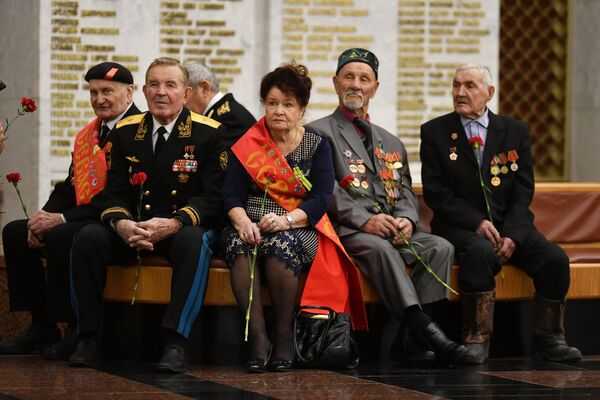Ветераны России, СНГ и стран Балтии на Балу Победителей в Центральном музее Великой Отечественной войны на Поклонной горе в Москве Ветераны России, СНГ и стран Балтии на Балу Победителей в Центральном музее Великой Отечественной войны на Поклонной горе в Москве - Sputnik Латвия