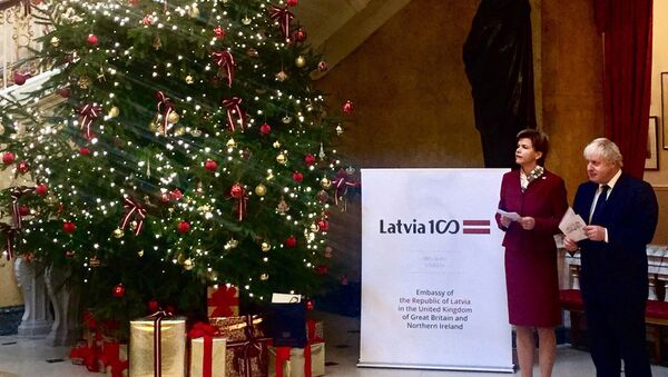 Глава МИД Великобритании Борис Джонсон и посол Латвии Байба Браже зажигают рождественскую елку - Sputnik Латвия
