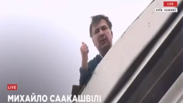 Саакашвили обращается к людям с крыши 05.12.17 - Sputnik Латвия