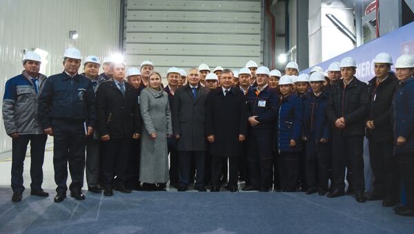 Президент Узбекистана Шавкат Мирзиёев и президент Synecta Юрис Савицкис (в центре фото) - Sputnik Латвия