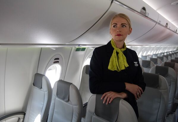 Стюардесса в салоне самолета Bombardier CS300 латвийской авиакомпании airBaltic - Sputnik Латвия