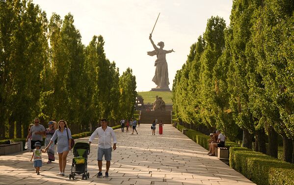 Родина-мать зовет! - центр памятника-ансамбля Героям Сталинградской битвы - Sputnik Латвия
