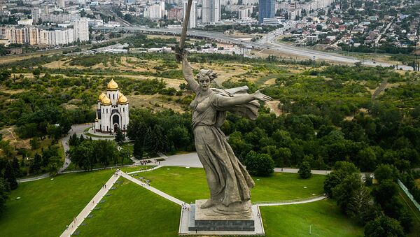 Родина-мать зовет! - центр памятника-ансамбля Героям Сталинградской битвы - Sputnik Latvija