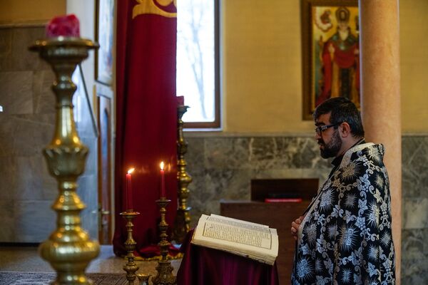 Настоятель армянской апостольской церкви в Риге отец Хосров Настоятель армянской апостольской церкви в Риге отец Хосров - Sputnik Латвия