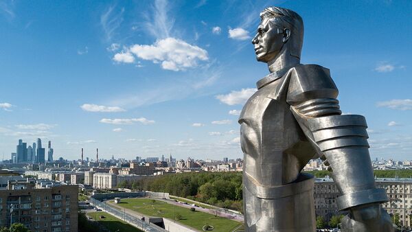 Памятник Ю.А. Гагарину на Ленинском проспекте  - Sputnik Латвия