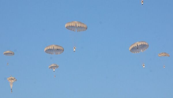 Сотни десантников на парашютах высадились на заснеженные поля под Псковом - Sputnik Latvija