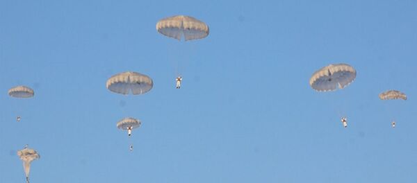 Сотни десантников на парашютах высадились на заснеженные поля под Псковом Сотни десантников на парашютах высадились на заснеженные поля под Псковом - Sputnik Латвия