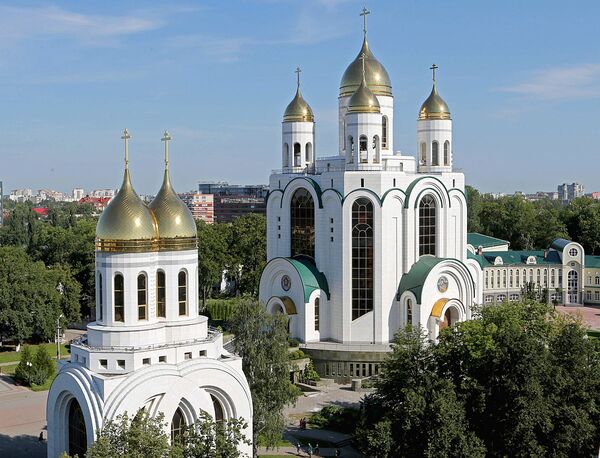 Собор Христа Спасителя (на заднем плане) и Церковь Петра и Февронии - Sputnik Латвия