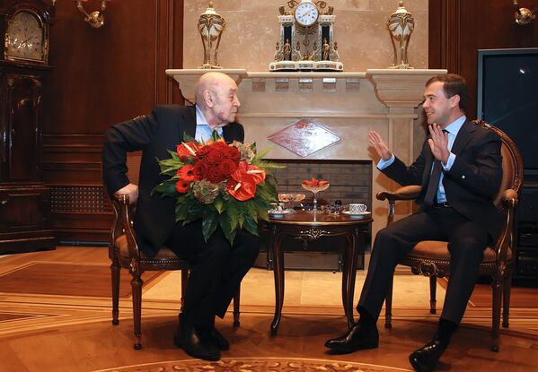 Президент России Д.Медведев поздравил актера Леонида Броневого с 80-летием - Sputnik Латвия