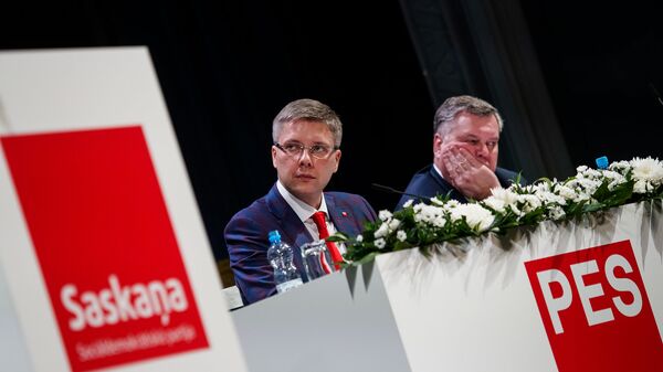 Нил Ушаков и Янис Урбанович на съезде партии Согласие - Sputnik Латвия