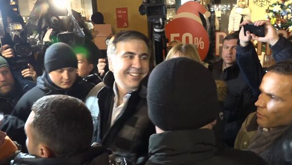 Саакашвили выступил перед сторонниками после освобождения из зала суда - Sputnik Латвия