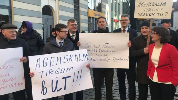 Пикет думской оппозиции в защиту Агенскалнского рынка - Sputnik Латвия