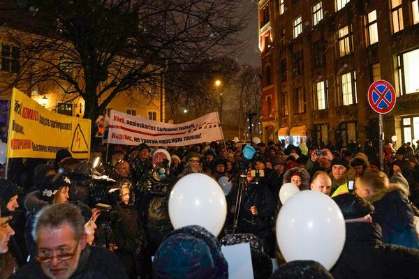 Акция в защиту русских школ в Риге 14 декабря 2017 года Акция в защиту русских школ в Риге 14 декабря 2017 года - Sputnik Латвия