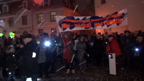 В центре Риги прошел митинг за сохранение русских школ в Латвии - Sputnik Латвия