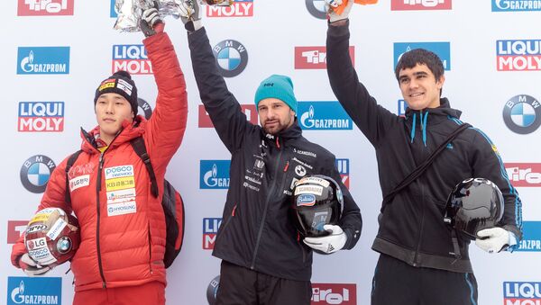 Скелетонист Мартинс Дукурс (в центре) выиграл этап Кубка мира в Инсбруке, вторым стал южнокреец Ян Сунбин (слева), третьим - россиянин Никита Трегубов (справа) - Sputnik Латвия