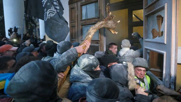 Сторонники экс-президента Грузии и деятеля украинской оппозиции Михаила Саакашвили ворвались в здание Международного художественного центра в Киеве - Sputnik Латвия