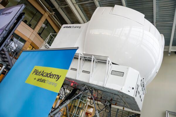 Полетный симулятор Boeing 737 в airBaltic Training Полетный симулятор Boeing 737 в airBaltic Training - Sputnik Latvija