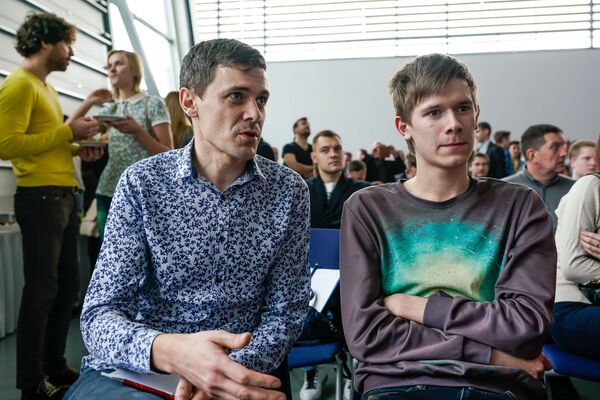 Отец и сын Кайдаковы рассматривают различные варианты на обучение пилота Отец и сын Кайдаковы рассматривают различные варианты на обучение пилота - Sputnik Latvija