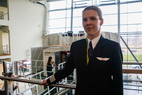 Марина Фадеечева - командир воздушного судна, пилот авиакомпании airBaltic Марина Фадеечева - командир воздушного судна, пилот авиакомпании airBaltic - Sputnik Latvija