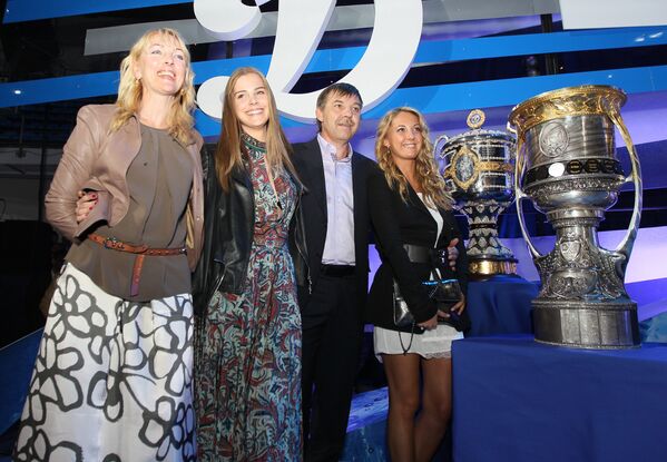 Олег Знарок с супругой Илоной и дочерьми Алисой и Валерией (слева направо) - Sputnik Латвия