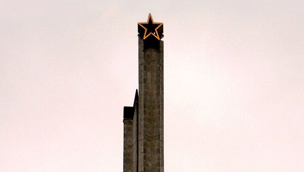 Памятник освободителям Риги. Завершение центральной колонны - Sputnik Латвия