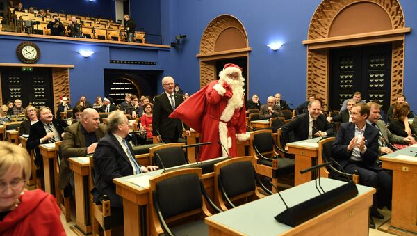 Дед Мороз Йыулувана пришел в парламент Эстонии Рийгикогу 21 декабря 2017 года - Sputnik Латвия