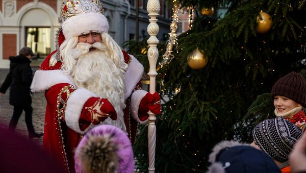 Дед Мороз из Великого Устюга на Домской площади в Риге - Sputnik Латвия
